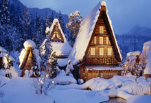 赛场上蒂阿克助攻丹尼尔斯取胜